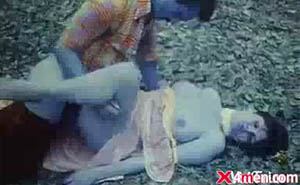 สาวอวบน่าเย็ดนอนเป็นลมอยู่กลางป่า