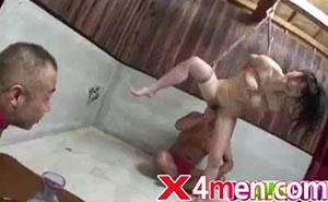 กลุ่มโจรเถื่อนจับตัวสาวน้อย